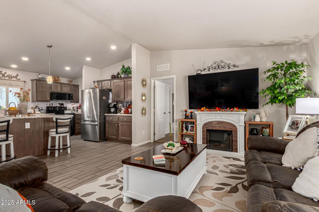 Image 9 of property listing at 20514 W NARRAMORE Road, Buckeye, AZ 85326