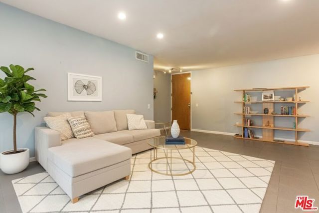 4041 Via Marisol 111, Los Angeles, CA 90042