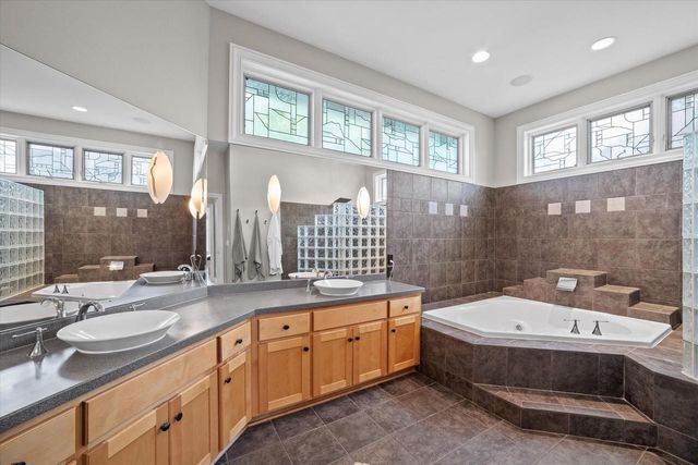 1704 E Juniper WAY, Hartland, WI 53029