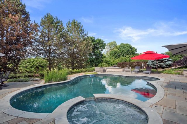 1704 E Juniper WAY, Hartland, WI 53029