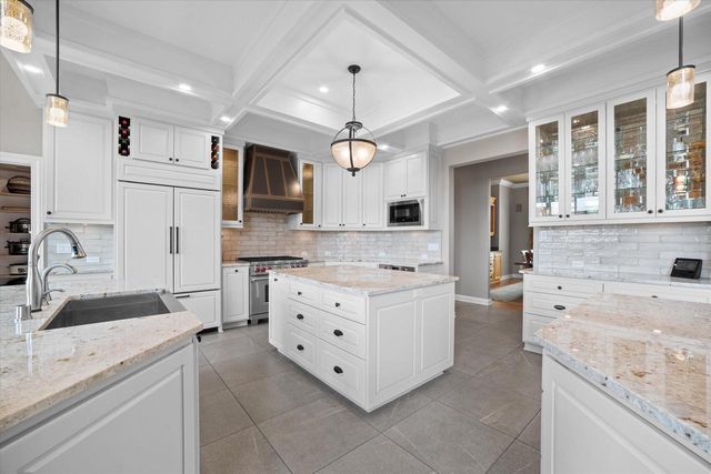 1704 E Juniper WAY, Hartland, WI 53029