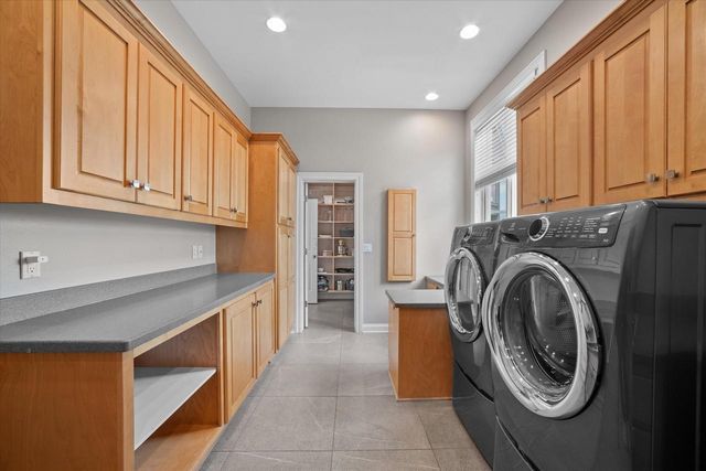 1704 E Juniper WAY, Hartland, WI 53029