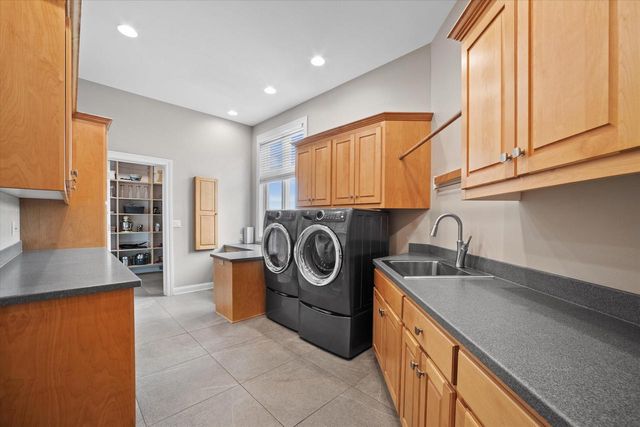 1704 E Juniper WAY, Hartland, WI 53029