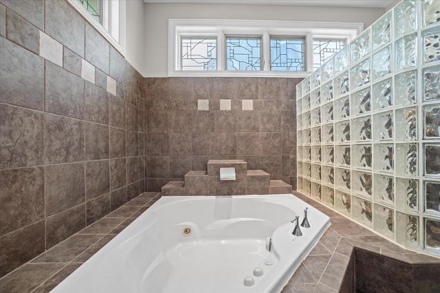 1704 E Juniper WAY, Hartland, WI 53029