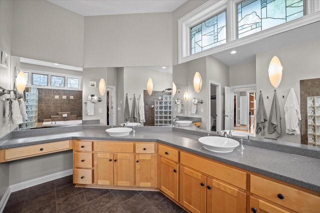 1704 E Juniper WAY, Hartland, WI 53029