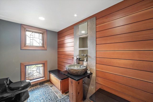 1704 E Juniper WAY, Hartland, WI 53029