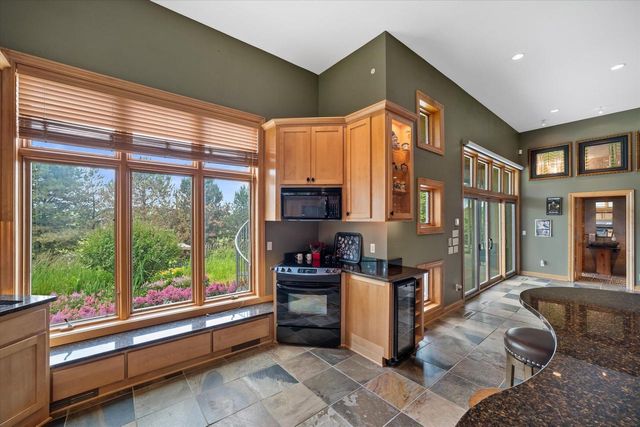 1704 E Juniper WAY, Hartland, WI 53029