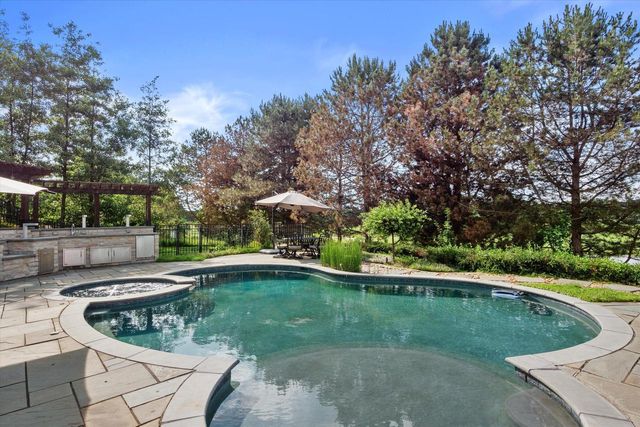 1704 E Juniper WAY, Hartland, WI 53029