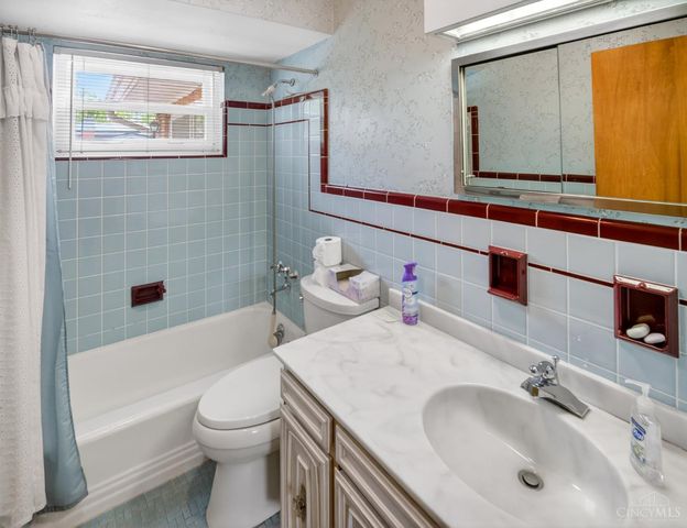 5 Jewel Lane, Greenhills, OH 45218
