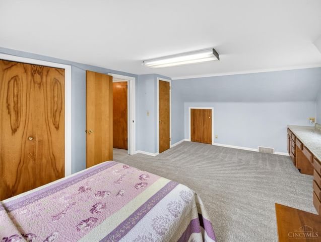 5 Jewel Lane, Greenhills, OH 45218