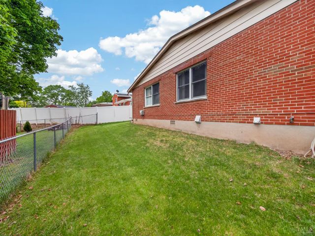 5 Jewel Lane, Greenhills, OH 45218