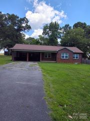 1635 36th Avenue NE, Hickory, NC 28601