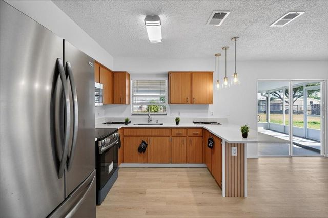 37327 STANFORD AVENUE, Zephyrhills, FL 33541