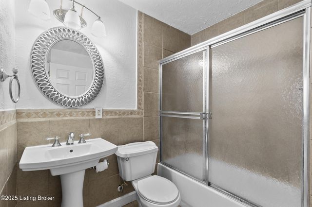 213 Rochester Dr, Louisville, KY 40214