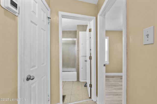 213 Rochester Dr, Louisville, KY 40214