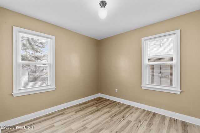 213 Rochester Dr, Louisville, KY 40214