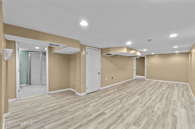 213 Rochester Dr, Louisville, KY 40214