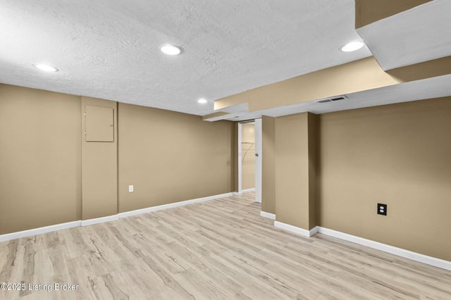 213 Rochester Dr, Louisville, KY 40214