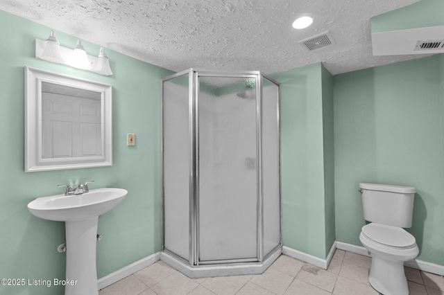 213 Rochester Dr, Louisville, KY 40214