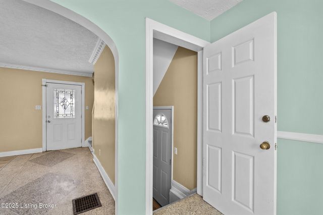 213 Rochester Dr, Louisville, KY 40214