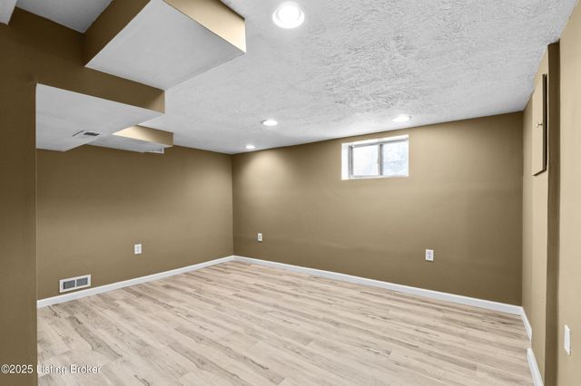 213 Rochester Dr, Louisville, KY 40214