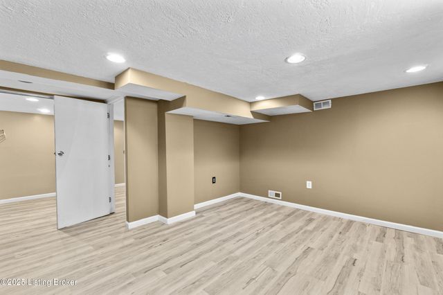 213 Rochester Dr, Louisville, KY 40214