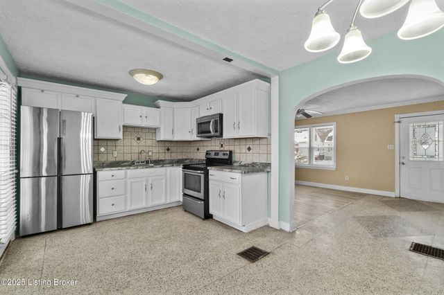 213 Rochester Dr, Louisville, KY 40214