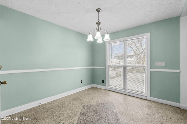 213 Rochester Dr, Louisville, KY 40214