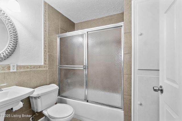 213 Rochester Dr, Louisville, KY 40214