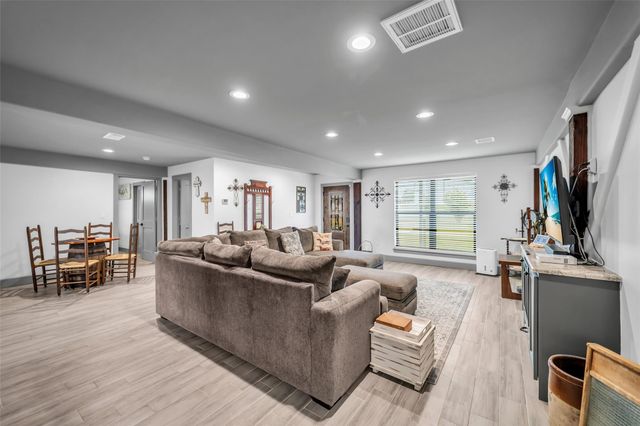 308 Lakeshore S, Onalaska, TX 77360