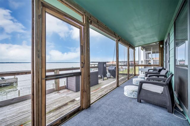 308 Lakeshore S, Onalaska, TX 77360