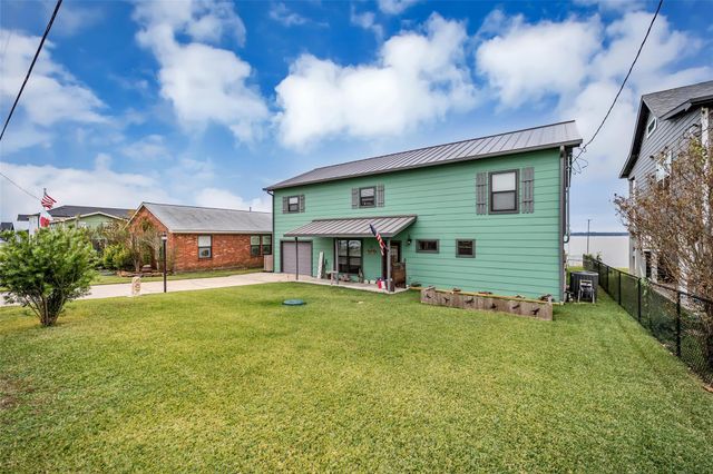 308 Lakeshore S, Onalaska, TX 77360