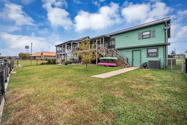 308 Lakeshore S, Onalaska, TX 77360