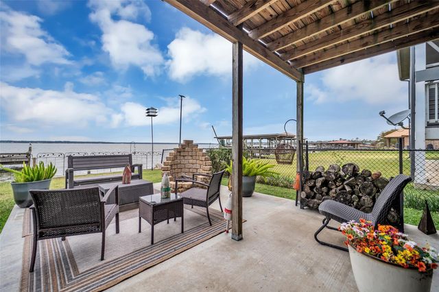 308 Lakeshore S, Onalaska, TX 77360