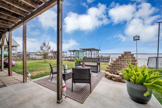 308 Lakeshore S, Onalaska, TX 77360