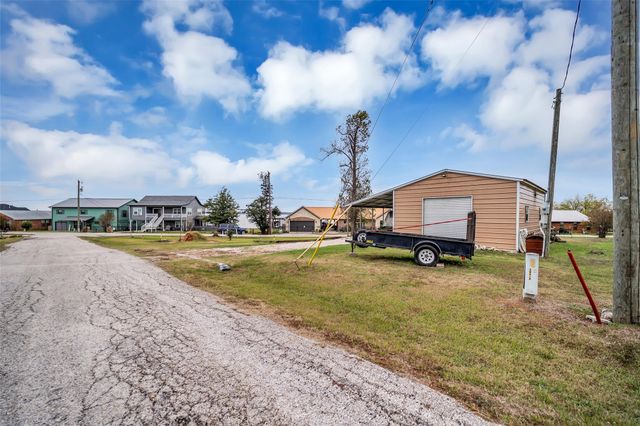 308 Lakeshore S, Onalaska, TX 77360