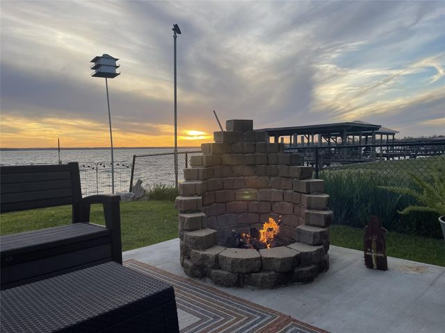 308 Lakeshore S, Onalaska, TX 77360