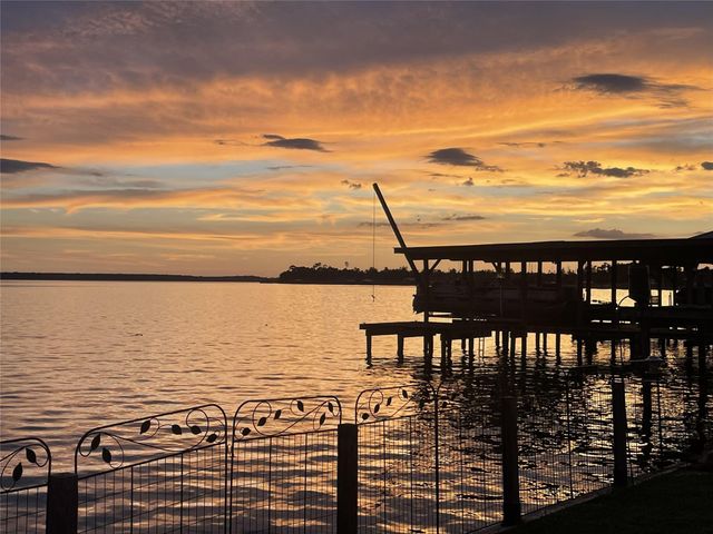 308 Lakeshore S, Onalaska, TX 77360