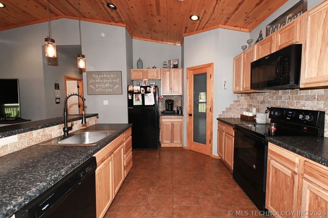 449272 E 982 Road, Vian, OK 74962