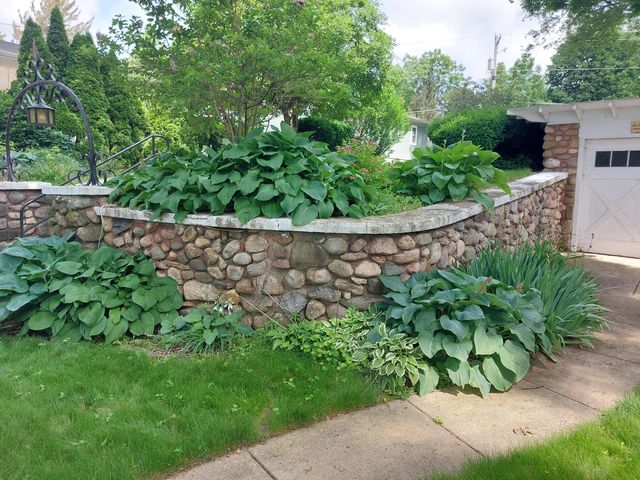 23675 N Shore Drive, Edwardsburg, MI 49112