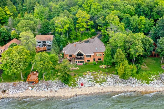 5229 EDGEWATER BEACH ROAD, Green Bay, WI 54311