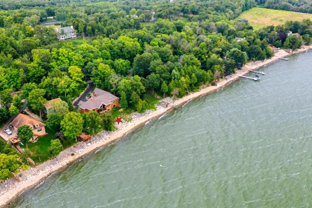 5229 EDGEWATER BEACH ROAD, Green Bay, WI 54311