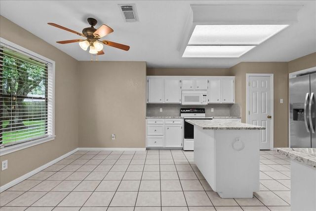111 Jamestown Avenue, Clute, TX 77531