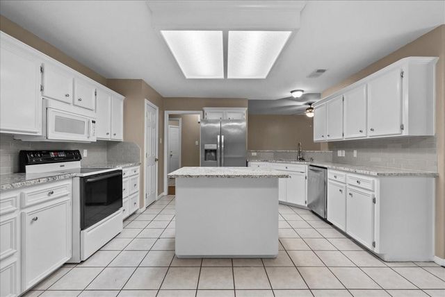 111 Jamestown Avenue, Clute, TX 77531