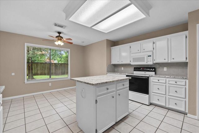 111 Jamestown Avenue, Clute, TX 77531