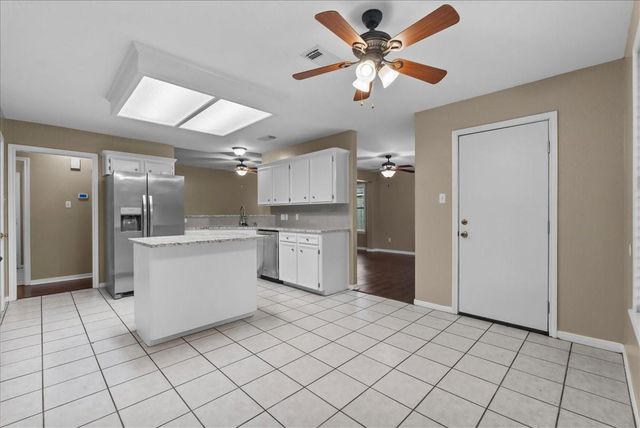 111 Jamestown Avenue, Clute, TX 77531