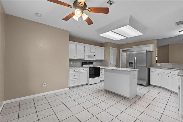 111 Jamestown Avenue, Clute, TX 77531