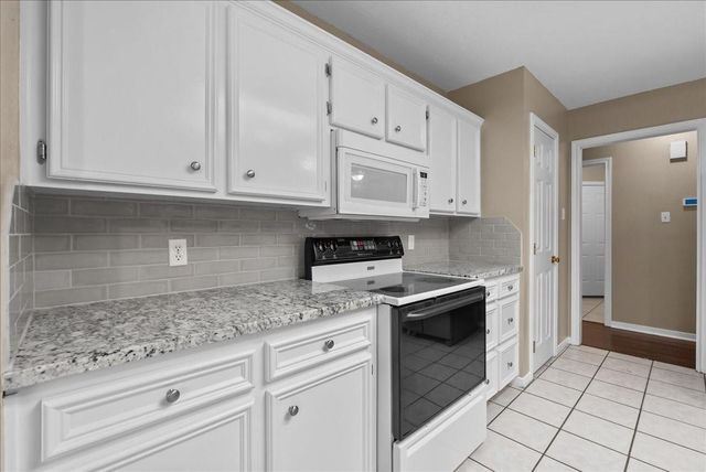 111 Jamestown Avenue, Clute, TX 77531
