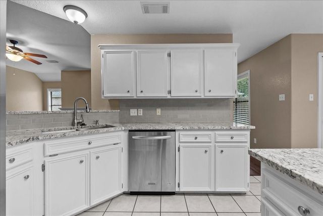 111 Jamestown Avenue, Clute, TX 77531