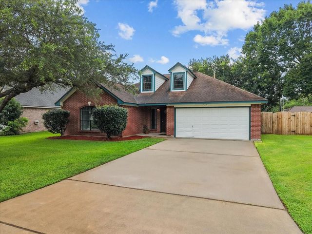 111 Jamestown Avenue, Clute, TX 77531